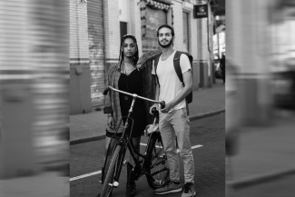 Man en v rouw met fiets in stedelijke omgeving Rotterdam