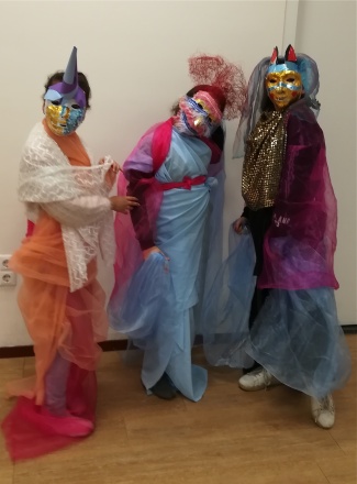 Groep mensen met kostuums aan