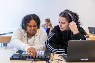 Twee jongeren met Ableton Push