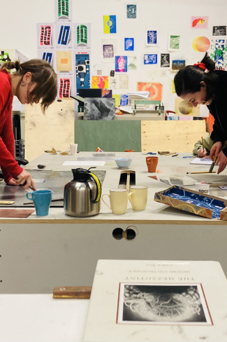 Cursisten aan het werk in Grafisch Atelier Minnigh