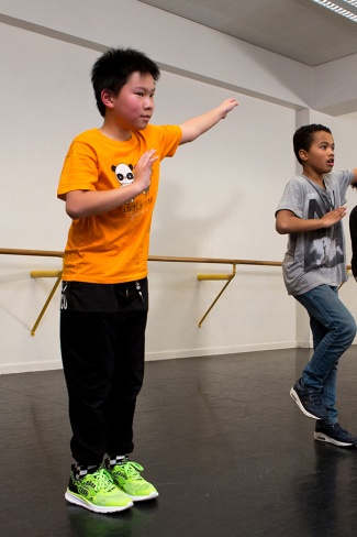 Jongens doen dansmoves in de danszaal