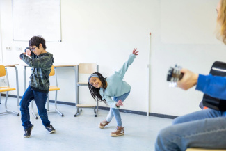Jongen en meisje tijdens les wijkcultuurschool