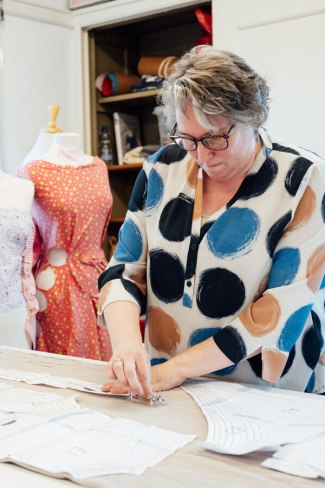 Cursist werkt aan patroon in naaiatelier