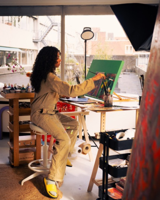 Kunstdocent Marlou Fernanda werkt aan een schilderij