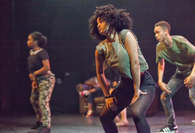 Jongeren dansen