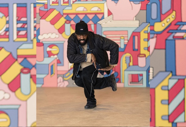 Danser voor grafitti muur