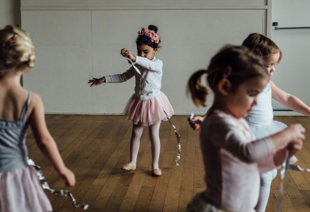 Dansende kinderen in een dansstudio