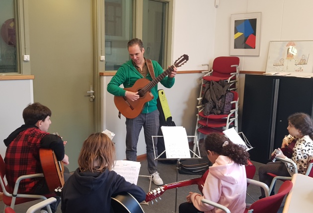 Marijn van der Linden geeft les op de Wijkmuziekschool