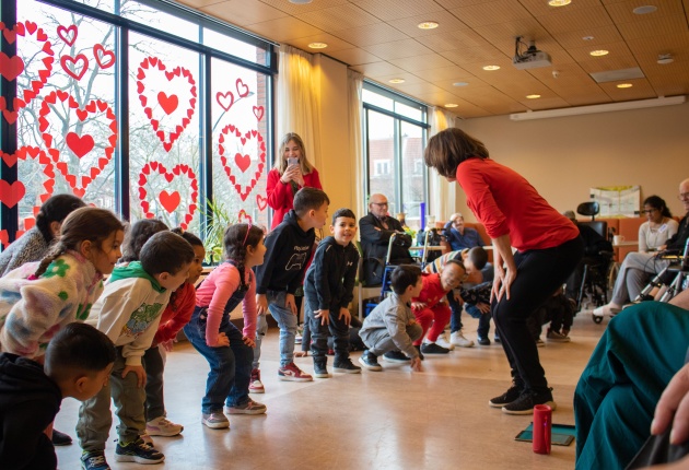 Kinderen dansen met ouderen