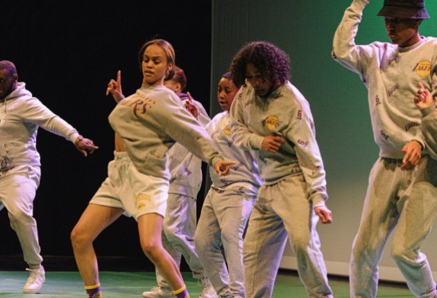 Jongeren dansen