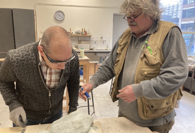 Kees Buckens docent beeldhouwen