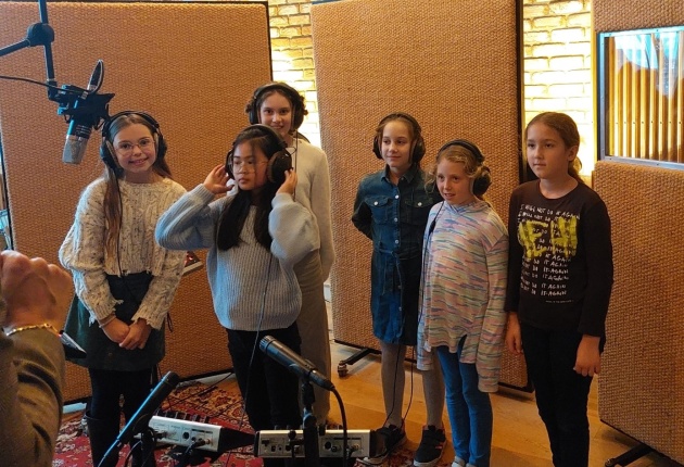 Kinderen Globetrotter zingen in studio met Ottilie van der Jagt