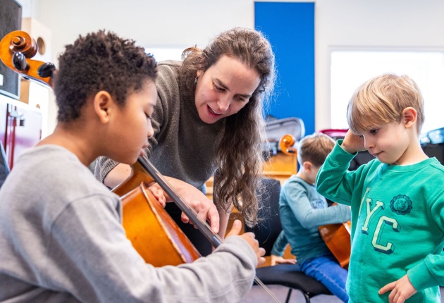 Docent kind gitaar spelen