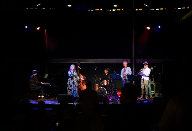 band treed op op een podium