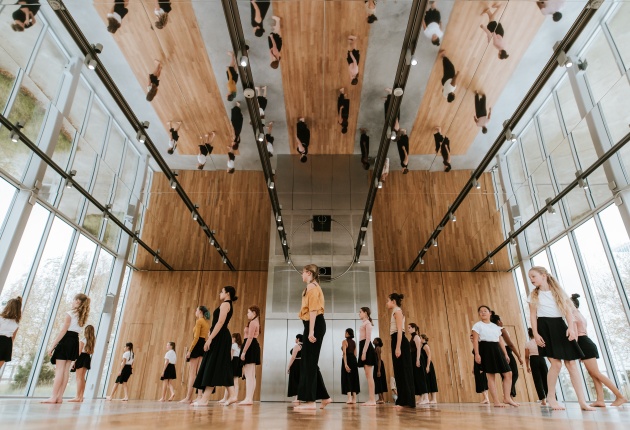 Dansers in een grote ruimte.