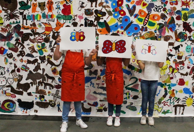 Kinderen die hun schilderwerk vast houden.