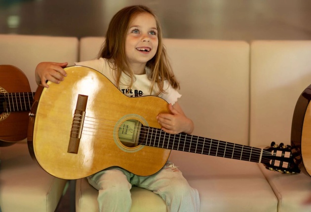 Meisje met gitaar