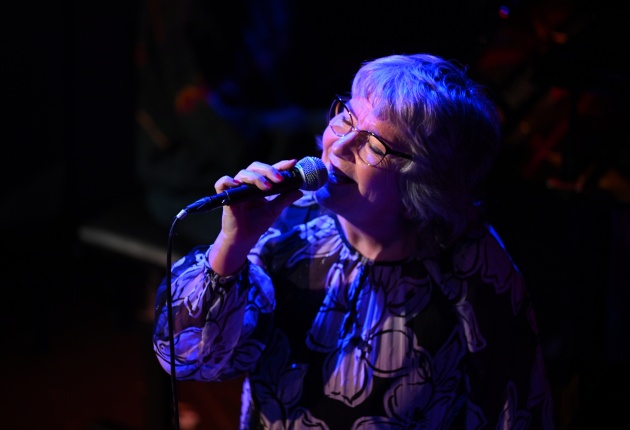 Vrouw zingt