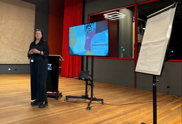 Vrouw geeft presentatie