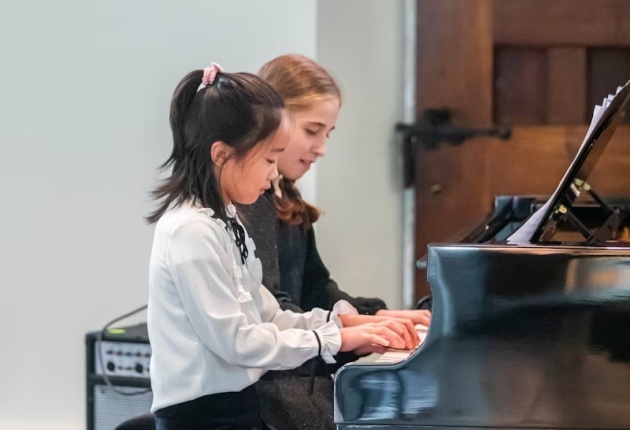 Kinderen die op de piano spelen