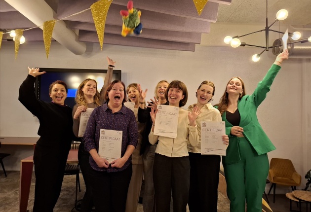 Groepje kunstvakdocenten met hun certificaat in handen.
