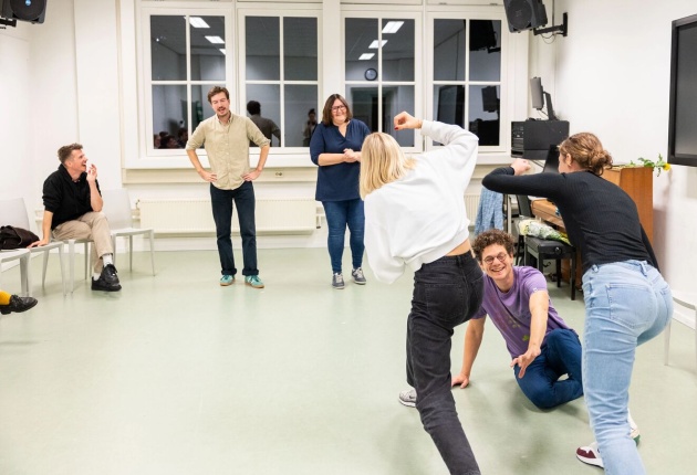 Meerdere personen doen een theatercursus bij SKVR