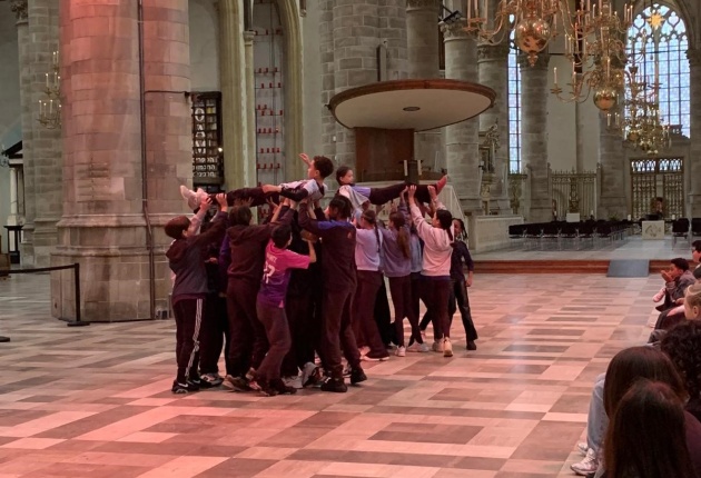 Dansen in de laurenskerk leerlingen Jan Prins School