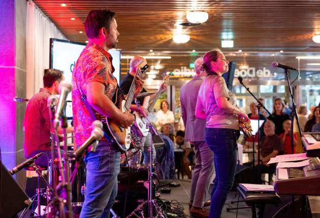 Een band die optreed