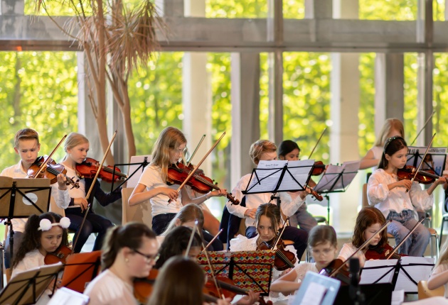 kinderen die spelen op strijk instrumenten