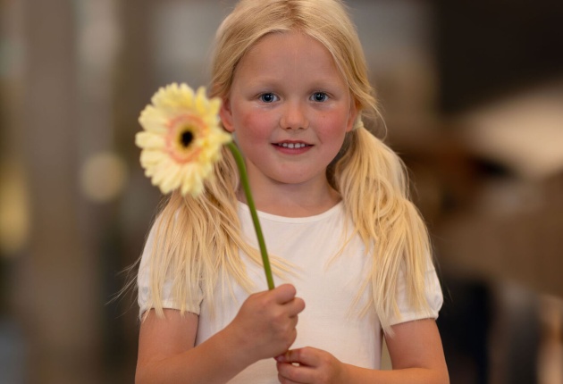 Meisje met bloem
