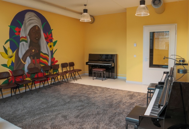 Gele muziekstudio met muurschildering in SKVR Hillevliet