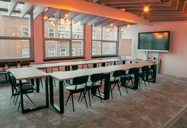 Paarse workshopruimte in SKVR Hillevliet