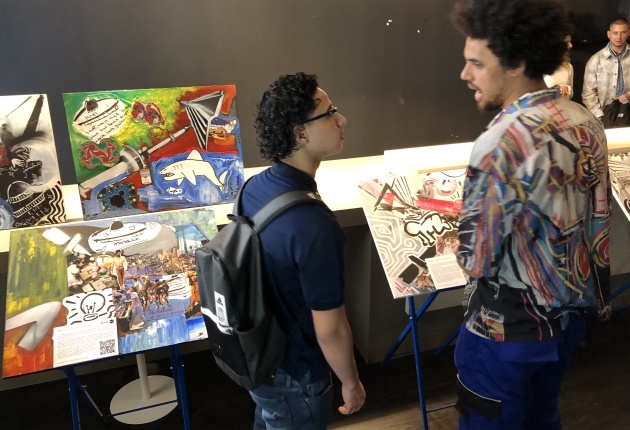 Twee jongeren die een gesprek voeren voor kunstwerken