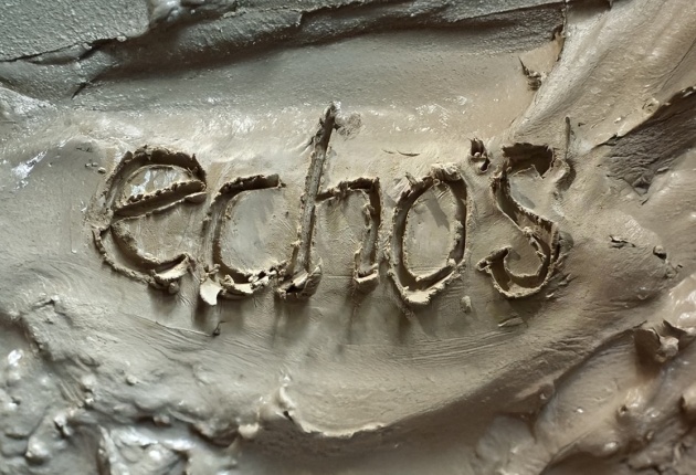 het woord 'echo's'geschreven in natte klei