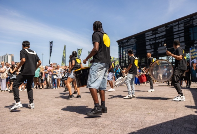 Leerlingen SKVR Brassbandschool treden op het voorplein van Ahoy op
