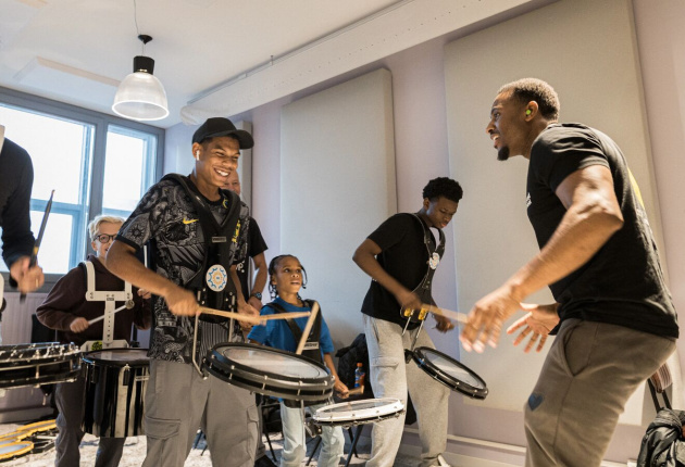 Docent Faynel met zijn Brassbandschool klas