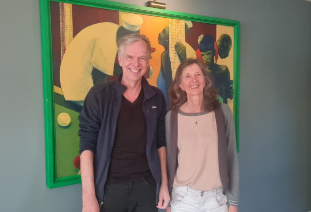 Donateurs Gijsbert en Karin van SKVR Support Ons voor een schilderij in hun huis